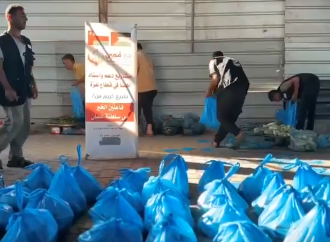 Distributing Vegetable Baskets to the Displaced in Gaza – A Gift from Oman